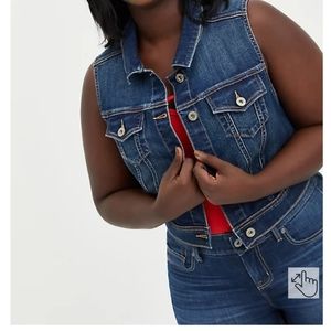 Demin vest dark wash size 5.6